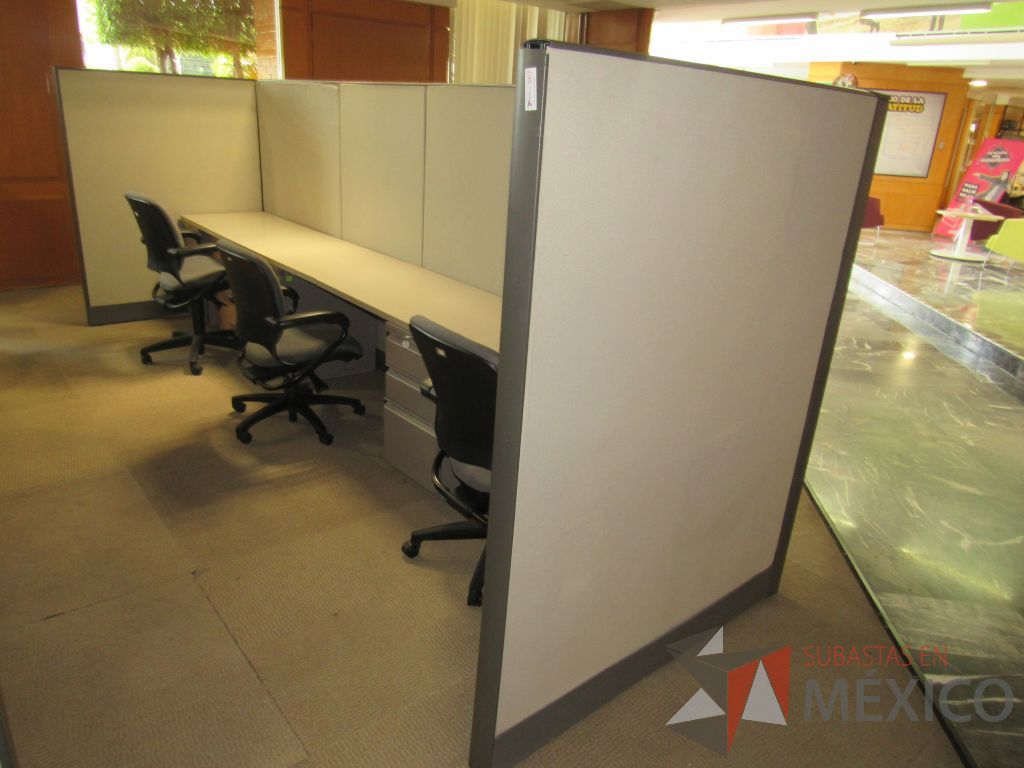 Lote 006 - Estación de trabajo de mampara alta para 3 personas con 3 archivero - Imagen 5