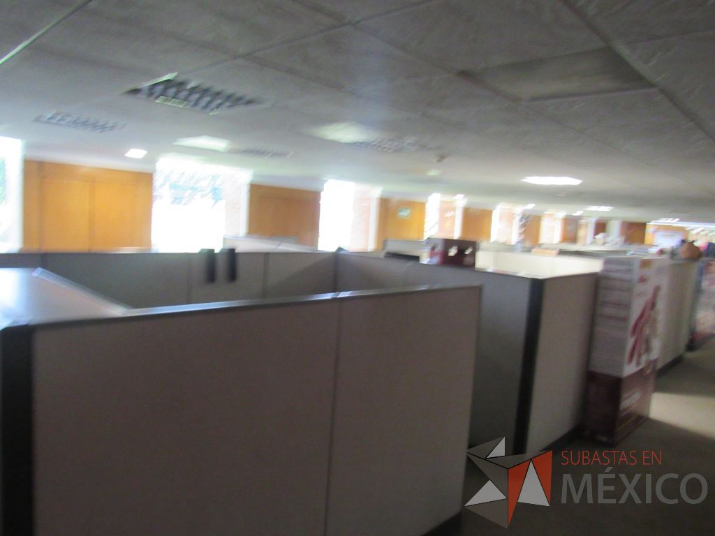 Lote 026 - Estación de trabajo de mampara alta para 13 personas con 13 archiveros de pedestal de 3 cajones - Imagen 2