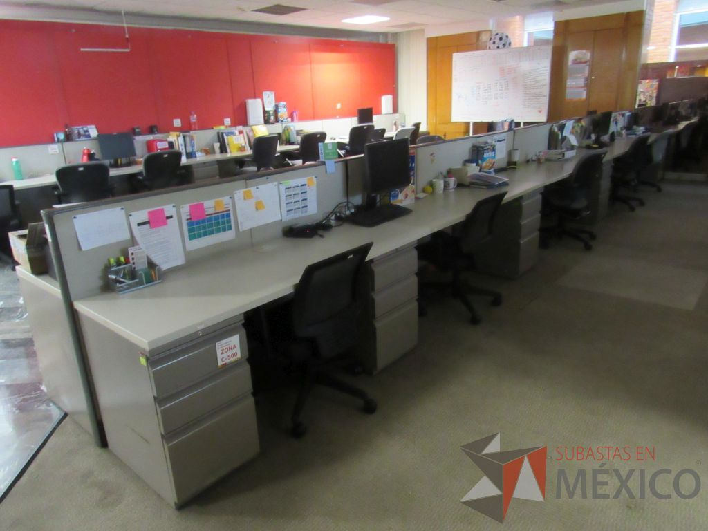 Lote 041 - Estación de trabajo de mampara baja para 10 personas con 9 archiveros - Imagen 2