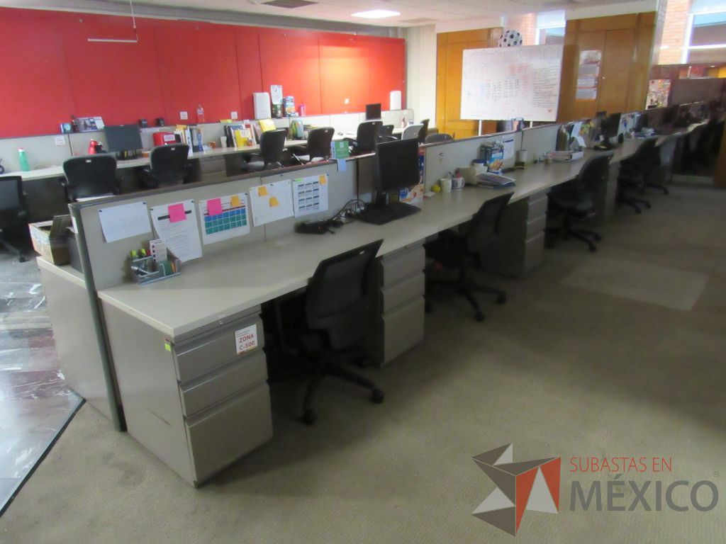 Lote 041 - Estación de trabajo de mampara baja para 10 personas con 9 archiveros