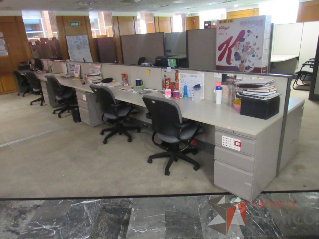 Lote 041 - Estación de trabajo de mampara baja para 10 personas con 9 archiveros - Imagen 5