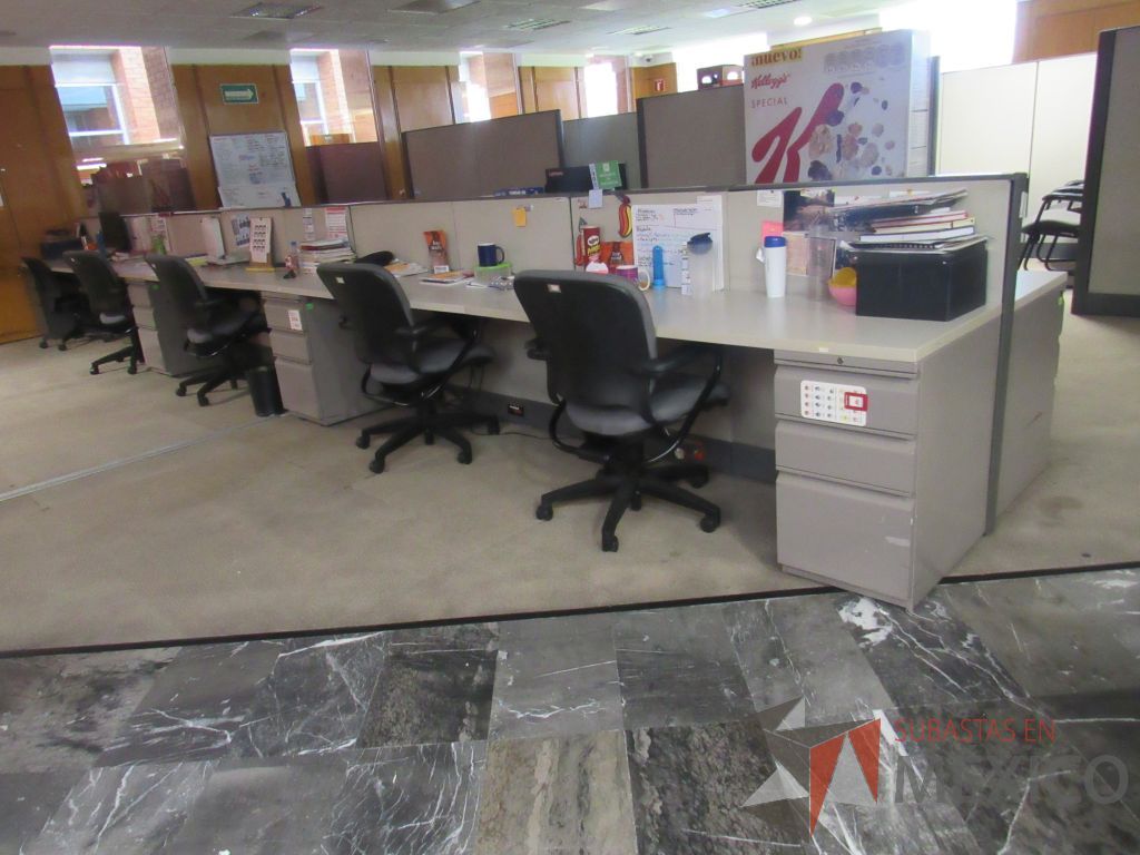 Lote 041 - Estación de trabajo de mampara baja para 10 personas con 9 archiveros - Imagen 6