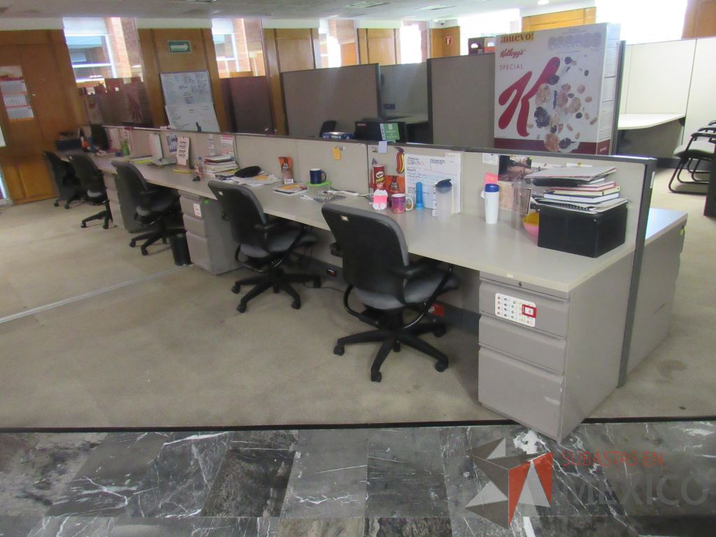 Lote 041 - Estación de trabajo de mampara baja para 10 personas con 9 archiveros - Imagen 7