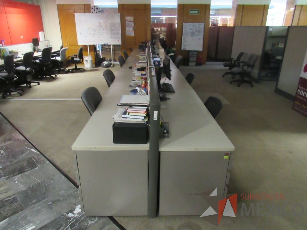 Lote 041 - Estación de trabajo de mampara baja para 10 personas con 9 archiveros - Imagen 8