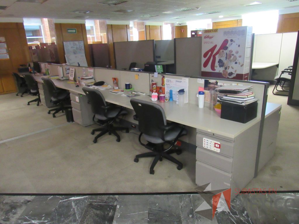 Lote 041 - Estación de trabajo de mampara baja para 10 personas con 9 archiveros - Imagen 10