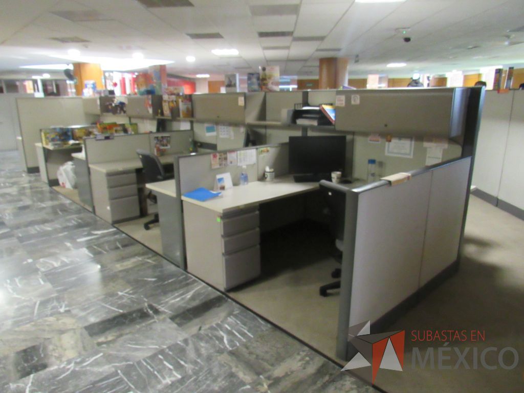Lote 072 - Estación de trabajo de mampara alta para 17 personas con 16 archiveros de pedestal