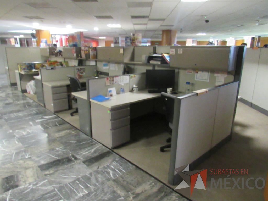 Lote 072 - Estación de trabajo de mampara alta para 17 personas con 16 archiveros de pedestal - Imagen 5