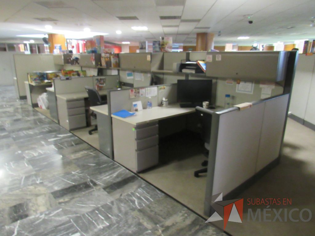 Lote 072 - Estación de trabajo de mampara alta para 17 personas con 16 archiveros de pedestal - Imagen 6