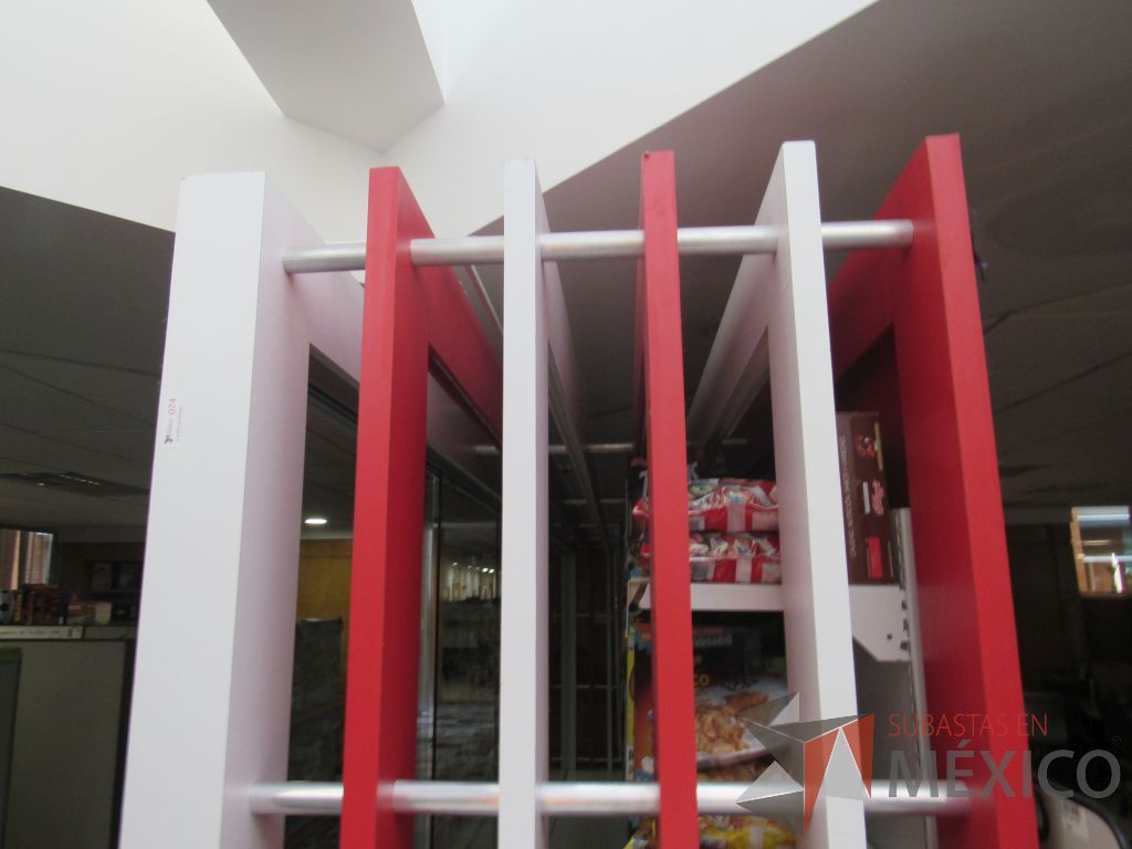 Lote 027 - Exhibidor con 24 entrepaños, 5 hojas de vidrio y estructura color blanco con rojo - Imagen 7