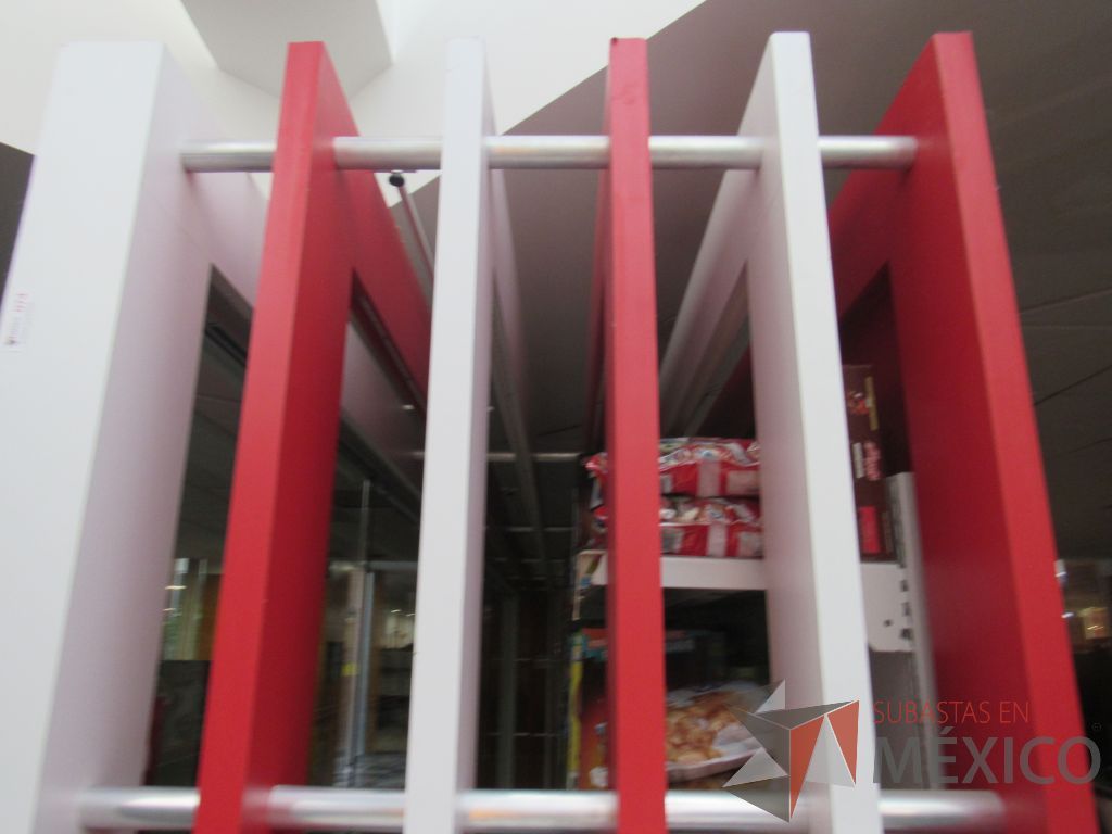 Lote 027 - Exhibidor con 24 entrepaños, 5 hojas de vidrio y estructura color blanco con rojo - Imagen 8