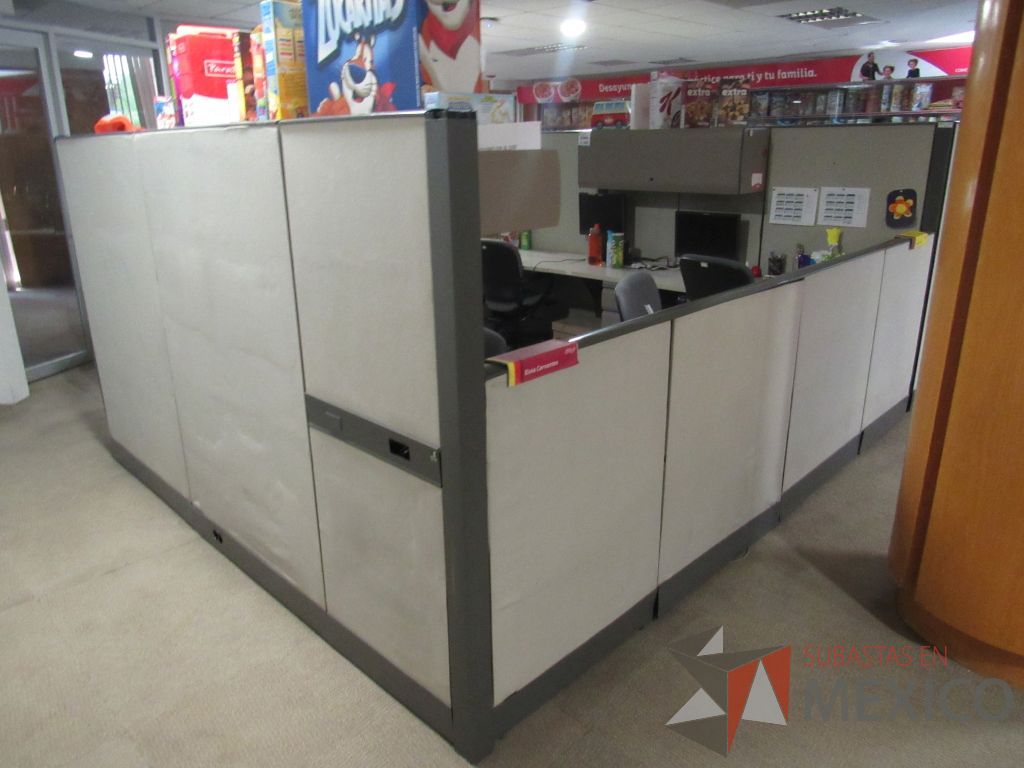 Lote 029 - Estación de trabajo de mampara alta para 9 personas con 8 archiveros de pedestal de 3 cajones - Imagen 2