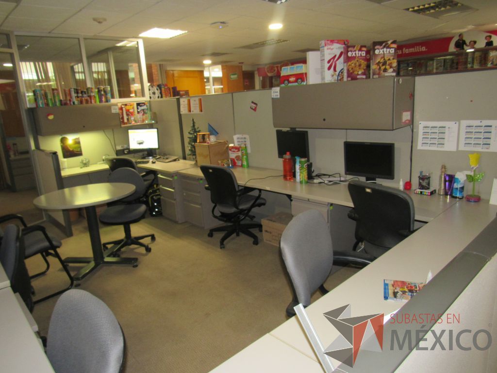 Lote 029 - Estación de trabajo de mampara alta para 9 personas con 8 archiveros de pedestal de 3 cajones - Imagen 5