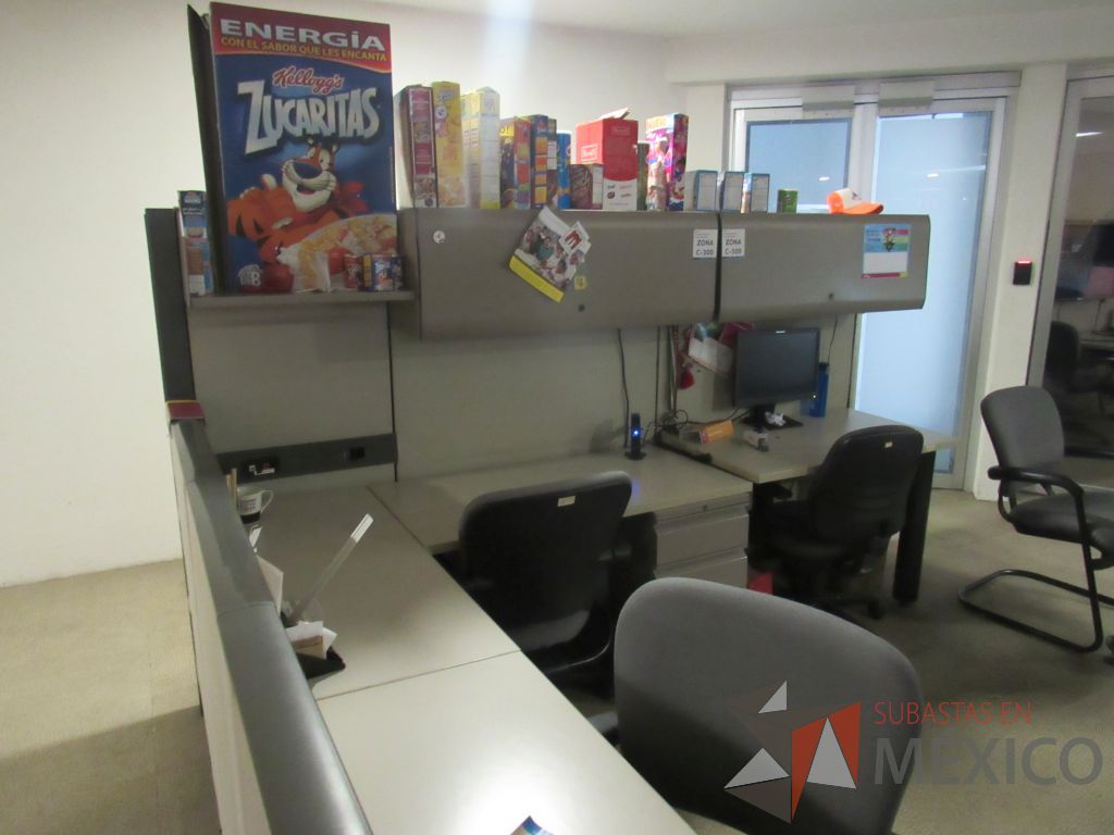 Lote 029 - Estación de trabajo de mampara alta para 9 personas con 8 archiveros de pedestal de 3 cajones - Imagen 6