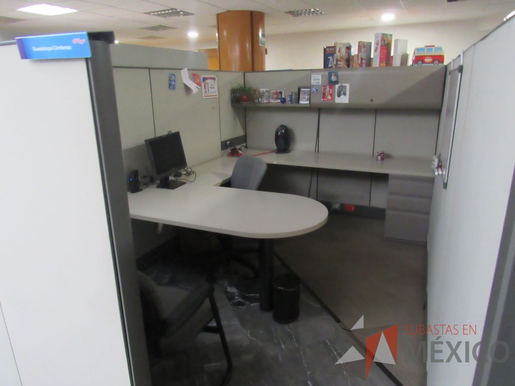 Lote 029 - Estación de trabajo de mampara alta para 9 personas con 8 archiveros de pedestal de 3 cajones - Imagen 7