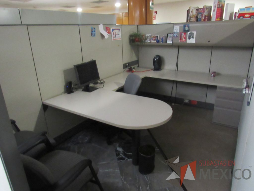 Lote 029 - Estación de trabajo de mampara alta para 9 personas con 8 archiveros de pedestal de 3 cajones - Imagen 8