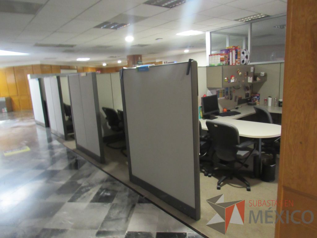 Lote 029 - Estación de trabajo de mampara alta para 9 personas con 8 archiveros de pedestal de 3 cajones