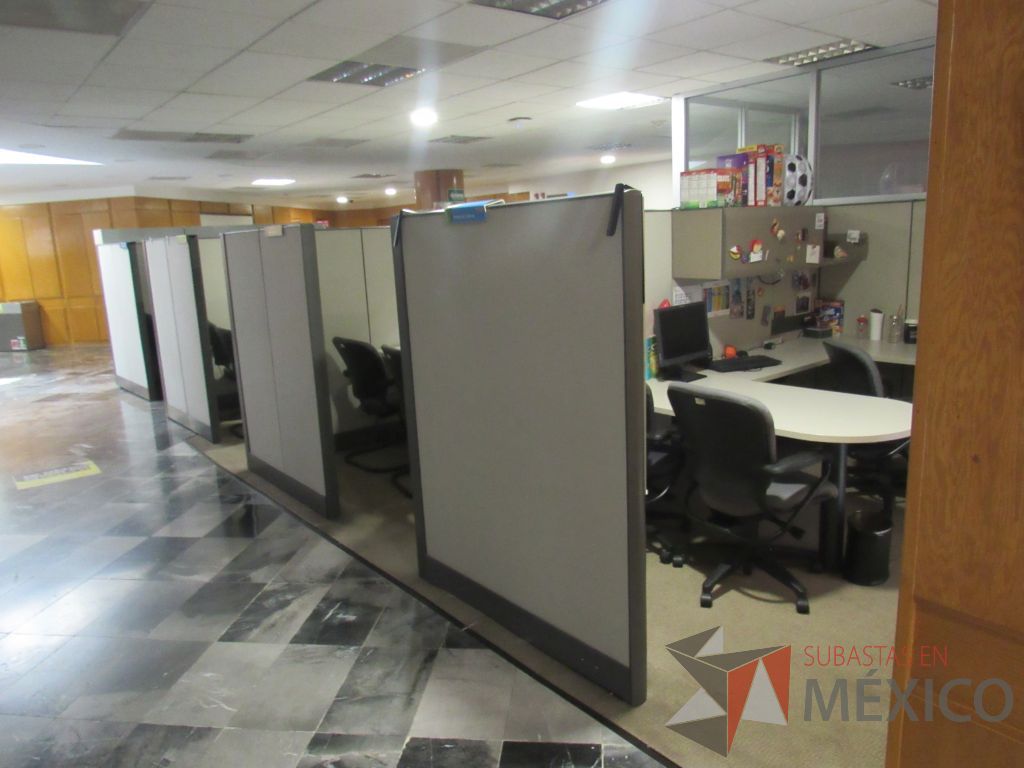 Lote 029 - Estación de trabajo de mampara alta para 9 personas con 8 archiveros de pedestal de 3 cajones - Imagen 11