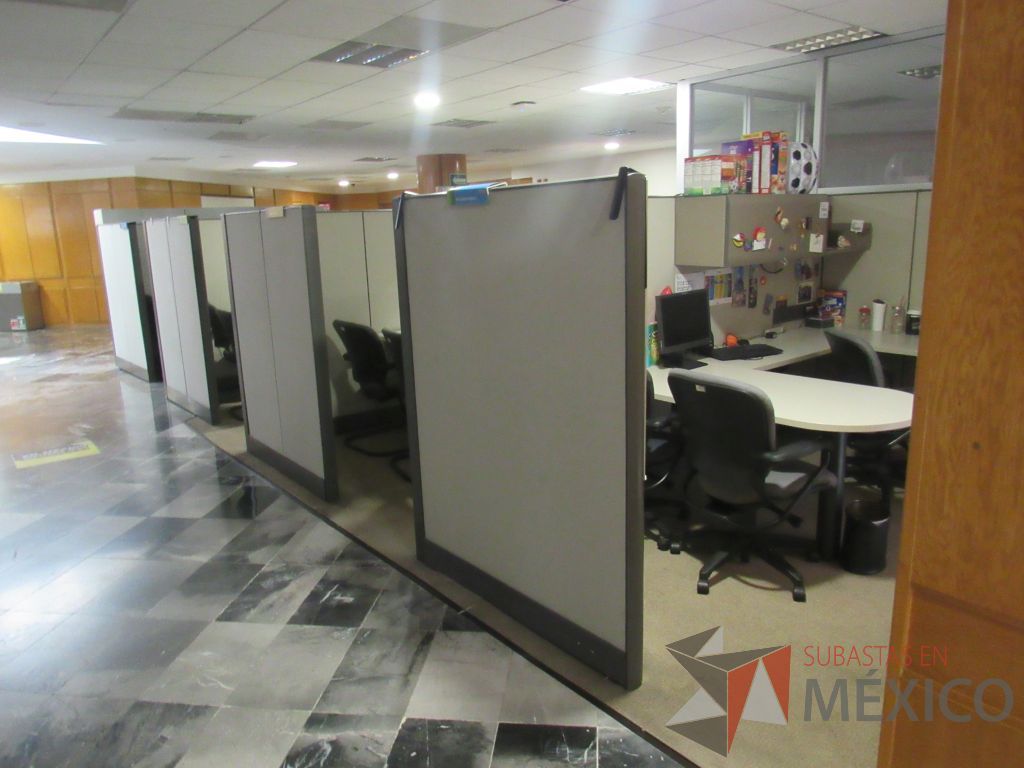 Lote 029 - Estación de trabajo de mampara alta para 9 personas con 8 archiveros de pedestal de 3 cajones - Imagen 12
