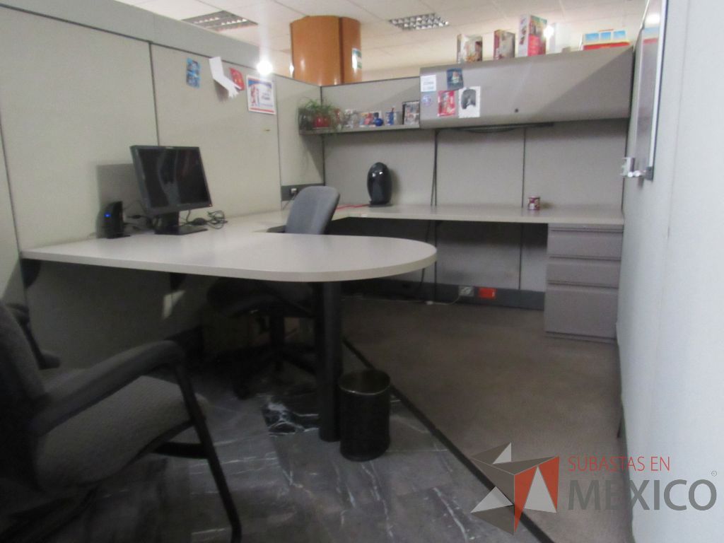 Lote 029 - Estación de trabajo de mampara alta para 9 personas con 8 archiveros de pedestal de 3 cajones - Imagen 13