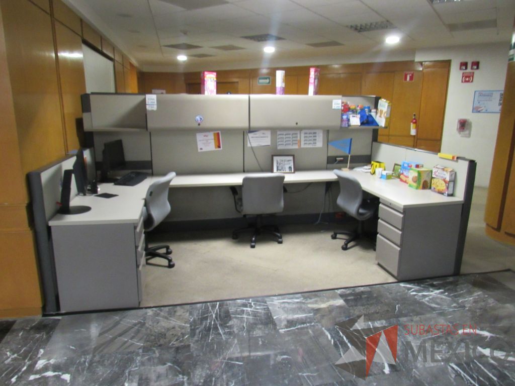 Lote 010 - Estación de trabajo de mampara alta para 4 personas con 4 archiveros de pedestal de 3 cajones - Imagen 2