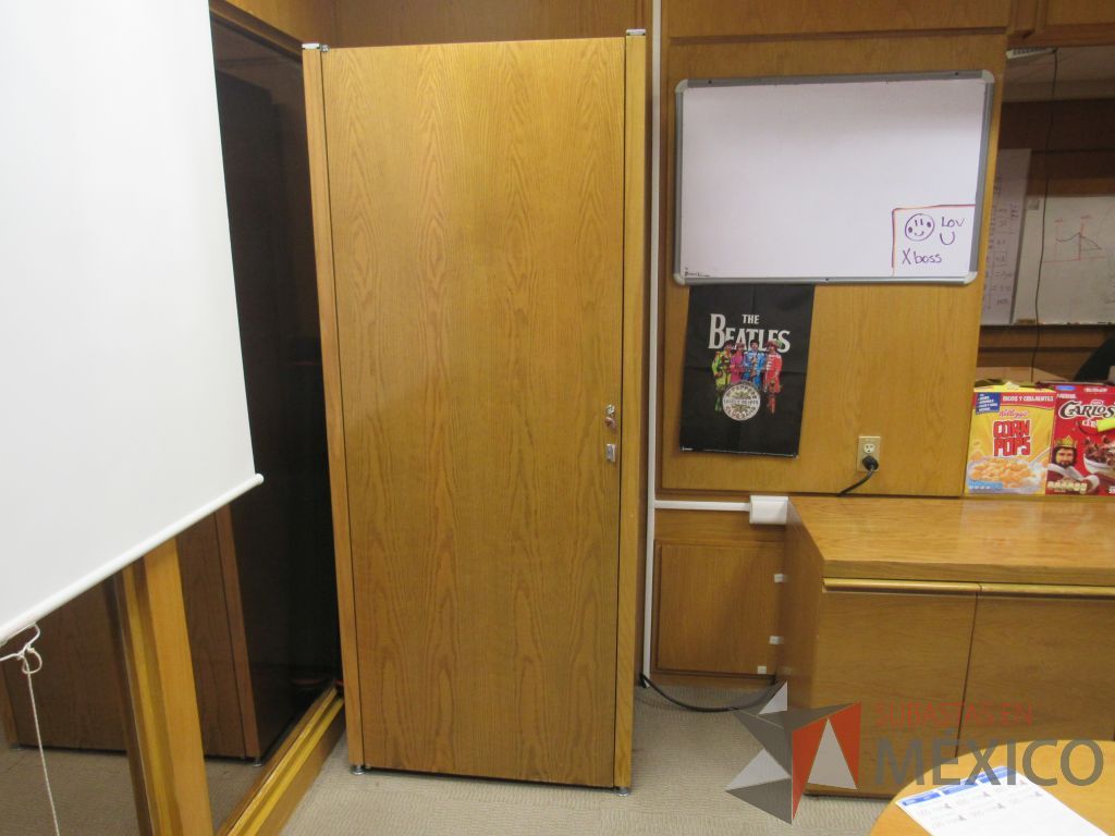 Lote 001 - Oficina Ejecutiva con Escritorio, Mesa de trabajo, 2 Gabinetes y Credenza - Imagen 2