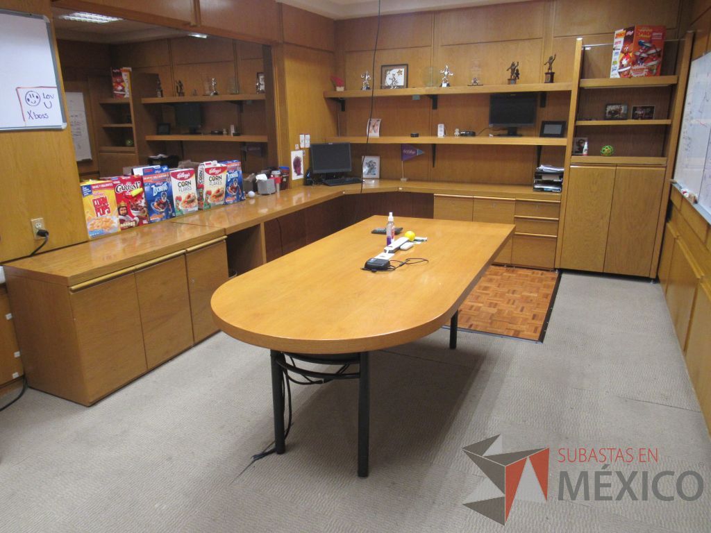 Lote 001 - Oficina Ejecutiva con Escritorio, Mesa de trabajo, 2 Gabinetes y Credenza