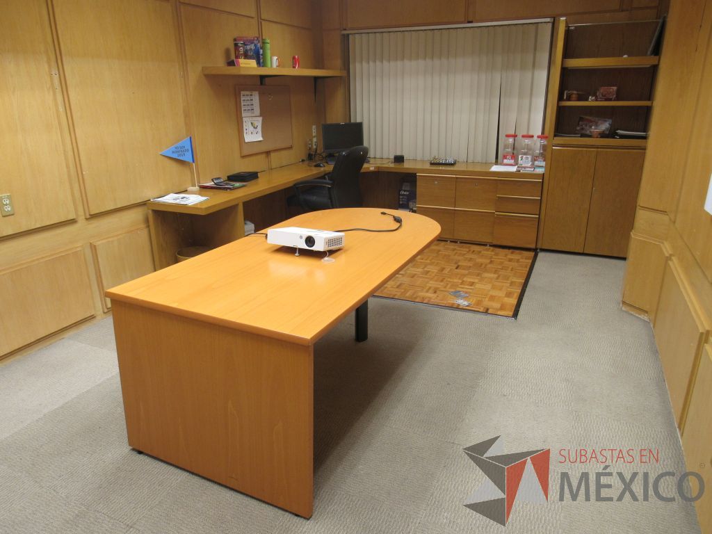 Lote 033 - Oficina Ejecutiva con Escritorio en escuadra, Gabinete, Mesa de trabajo y Repisa