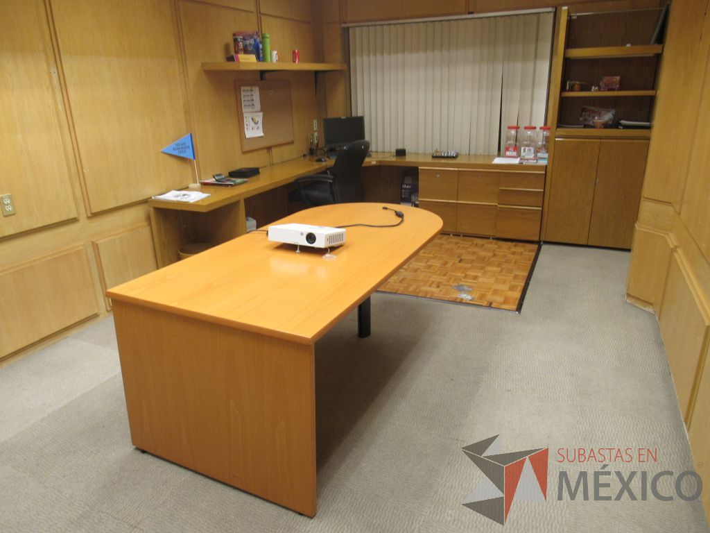 Lote 033 - Oficina Ejecutiva con Escritorio en escuadra, Gabinete, Mesa de trabajo y Repisa - Imagen 2