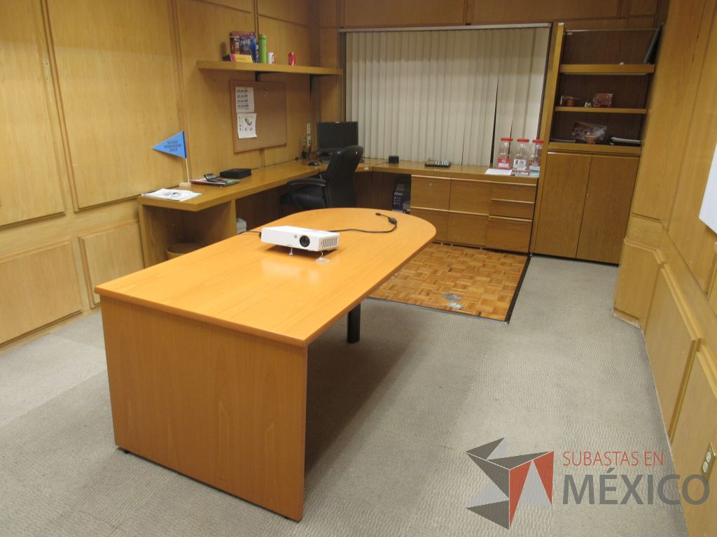 Lote 033 - Oficina Ejecutiva con Escritorio en escuadra, Gabinete, Mesa de trabajo y Repisa - Imagen 3