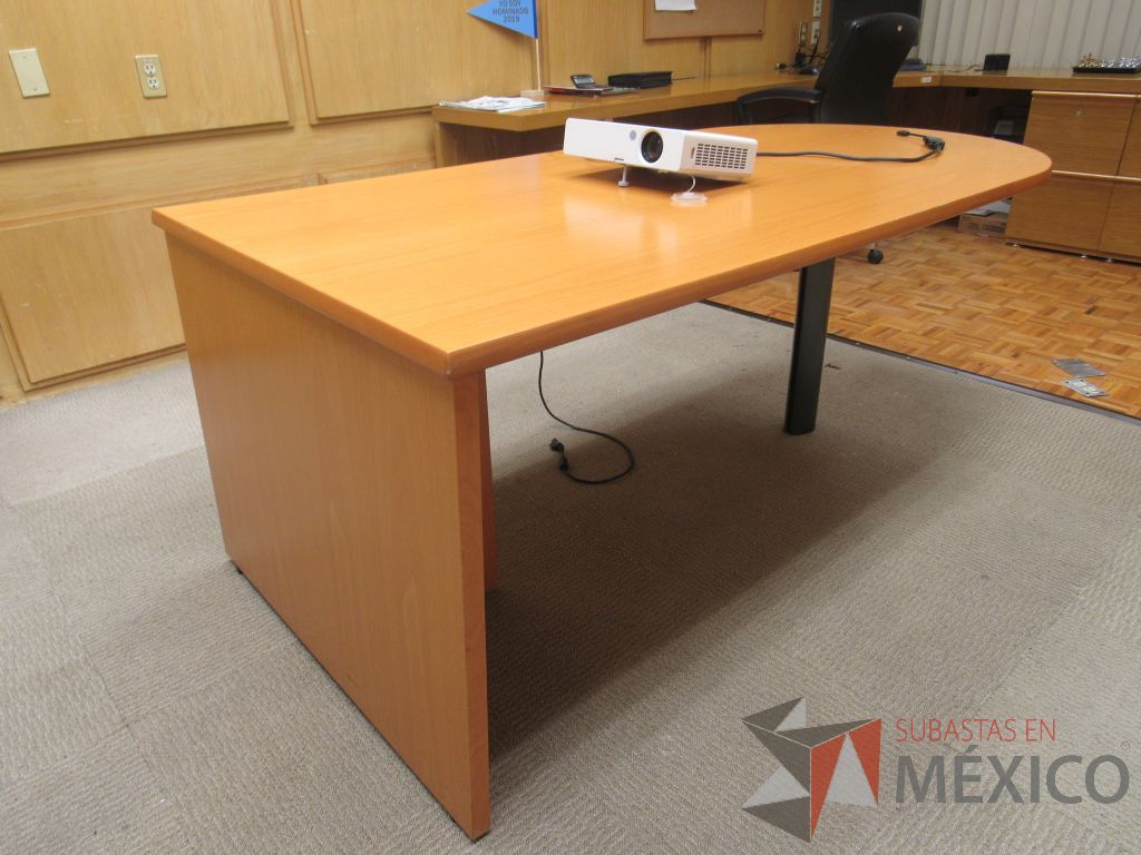 Lote 033 - Oficina Ejecutiva con Escritorio en escuadra, Gabinete, Mesa de trabajo y Repisa - Imagen 5