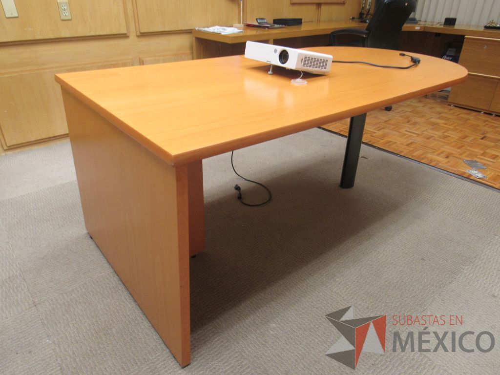 Lote 033 - Oficina Ejecutiva con Escritorio en escuadra, Gabinete, Mesa de trabajo y Repisa - Imagen 6