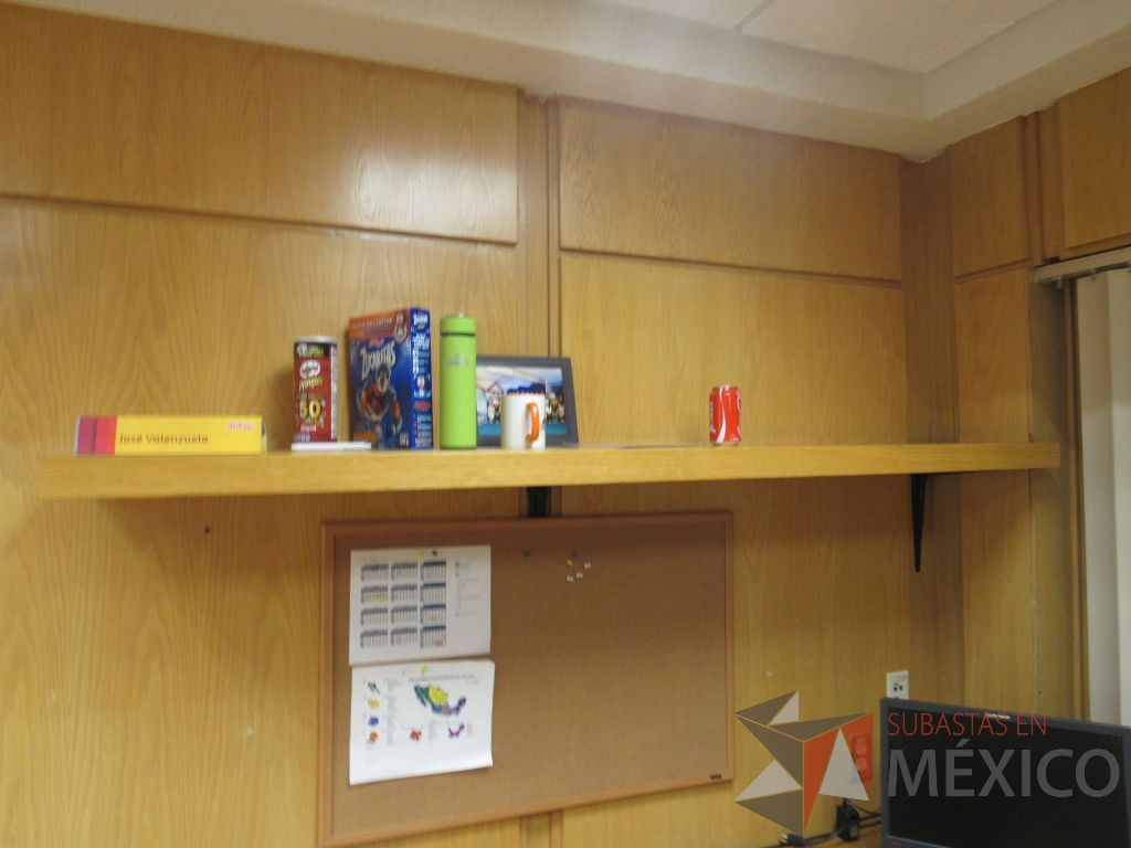 Lote 033 - Oficina Ejecutiva con Escritorio en escuadra, Gabinete, Mesa de trabajo y Repisa - Imagen 8