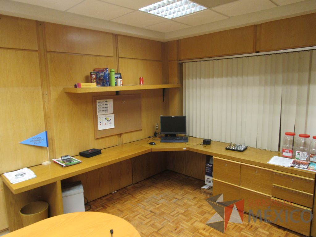 Lote 033 - Oficina Ejecutiva con Escritorio en escuadra, Gabinete, Mesa de trabajo y Repisa - Imagen 15