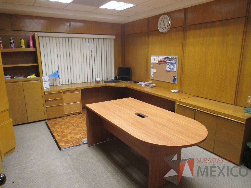 Lote 045 - Oficina Ejecutiva con Escritorio en escuadra, 2 Gabinetes y Mesa de trabajo