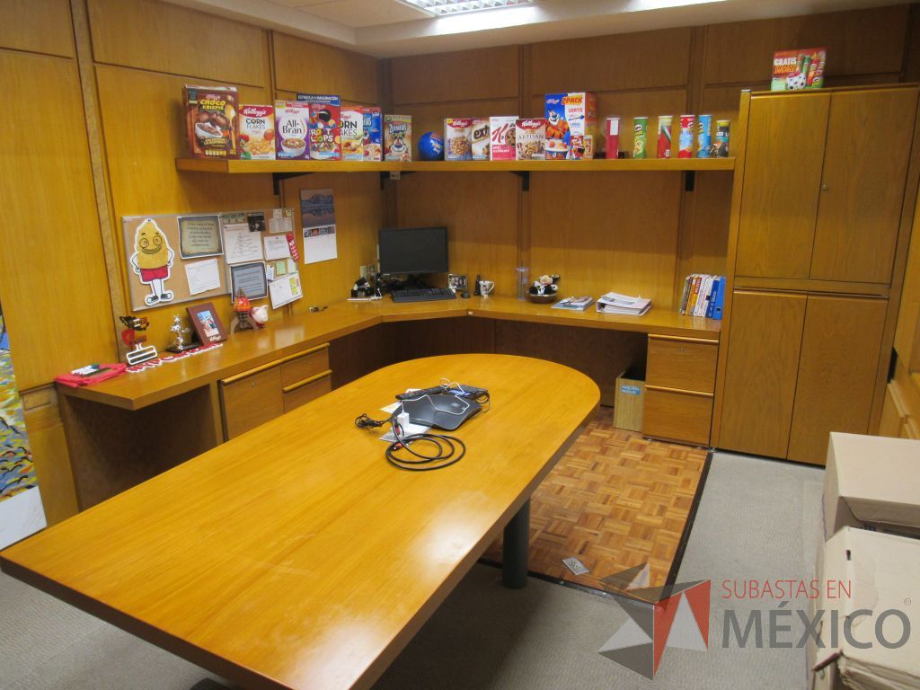 Lote 060 - Oficina Ejecutiva con Escritorio en escuadra, Gabinete, Mesa de trabajo y Repisa - Imagen 2