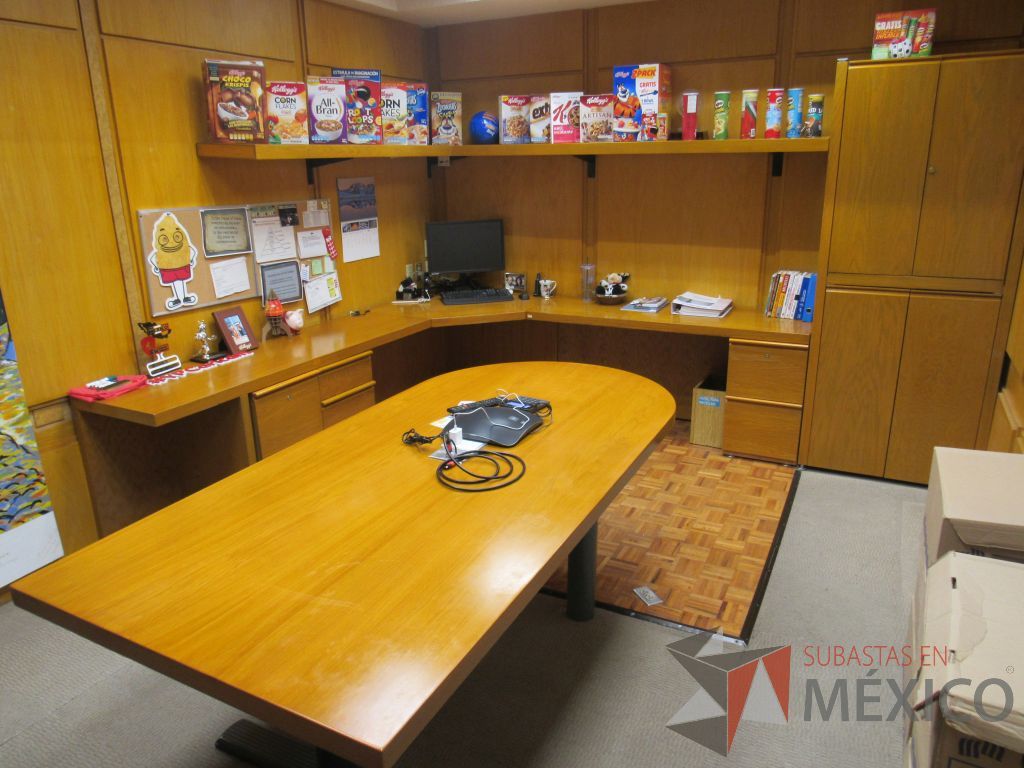 Lote 060 - Oficina Ejecutiva con Escritorio en escuadra, Gabinete, Mesa de trabajo y Repisa - Imagen 3