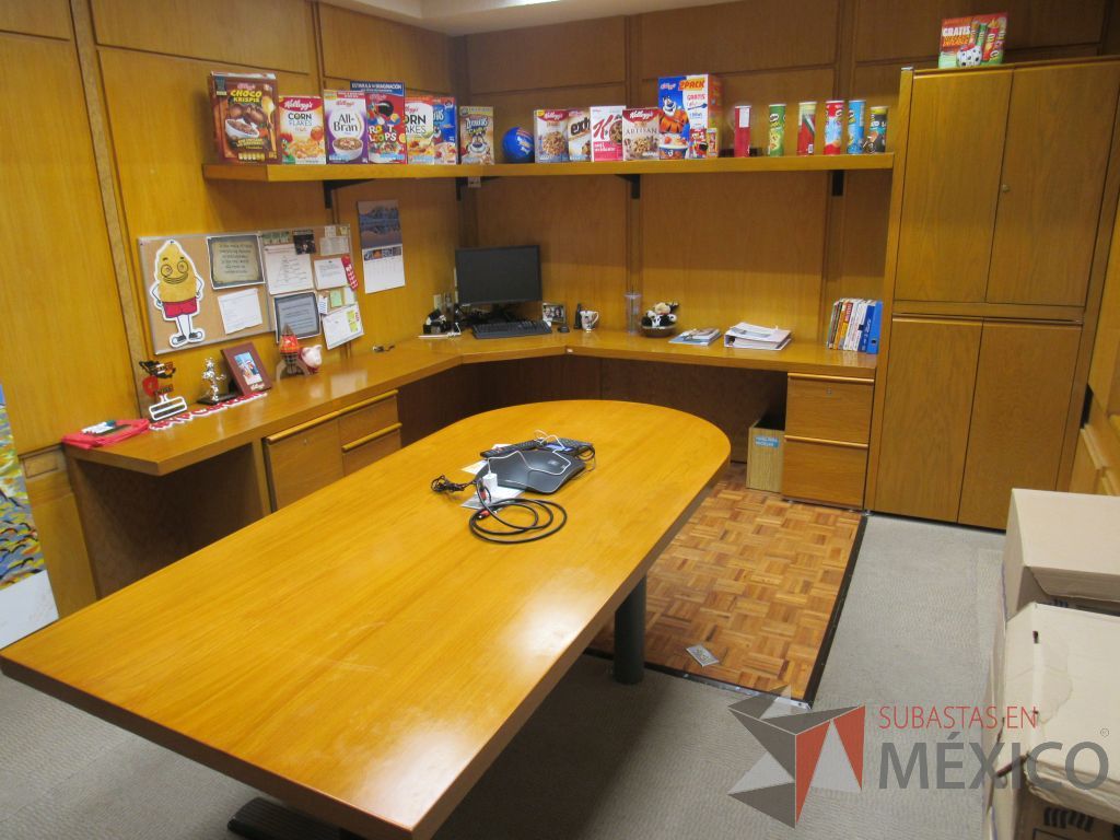 Lote 060 - Oficina Ejecutiva con Escritorio en escuadra, Gabinete, Mesa de trabajo y Repisa - Imagen 4
