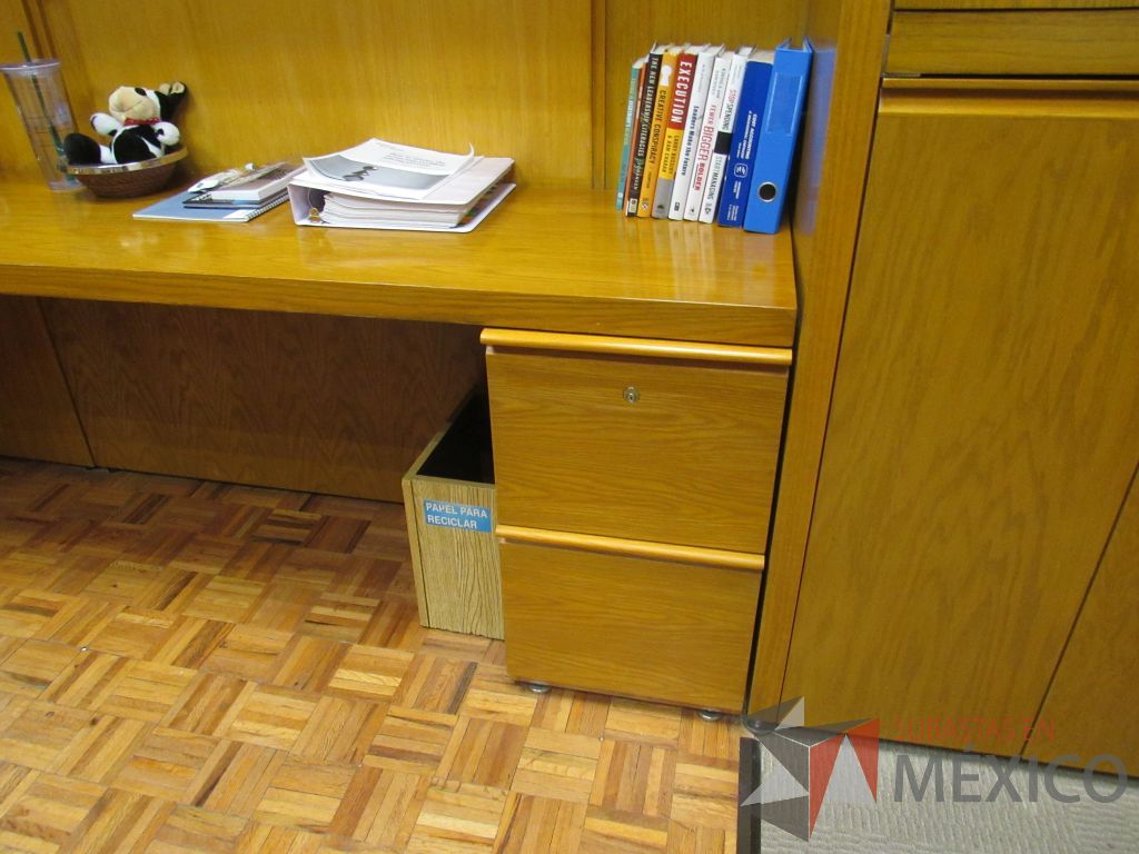 Lote 060 - Oficina Ejecutiva con Escritorio en escuadra, Gabinete, Mesa de trabajo y Repisa - Imagen 8