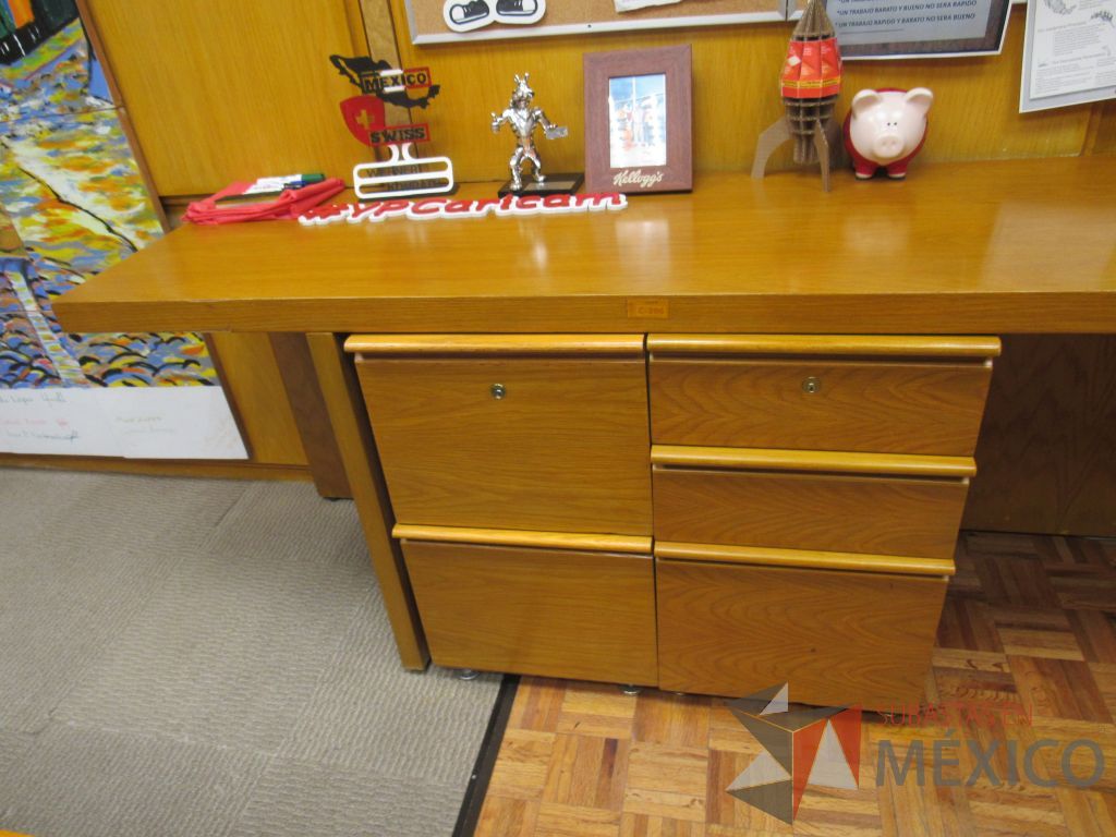 Lote 060 - Oficina Ejecutiva con Escritorio en escuadra, Gabinete, Mesa de trabajo y Repisa - Imagen 9