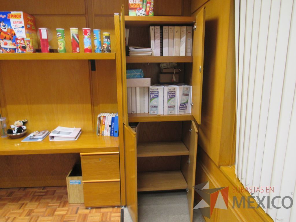 Lote 060 - Oficina Ejecutiva con Escritorio en escuadra, Gabinete, Mesa de trabajo y Repisa - Imagen 12