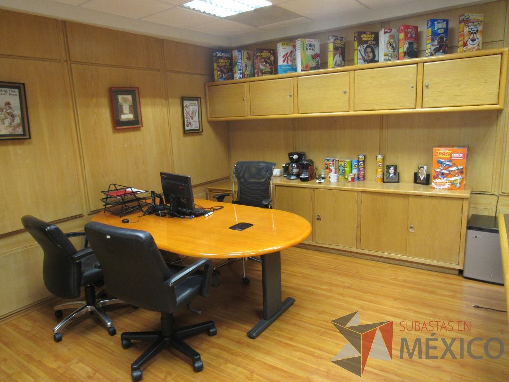 Lote 067 - Oficina Ejecutiva con Escritorio en escuadra, Gabinete y Credenza