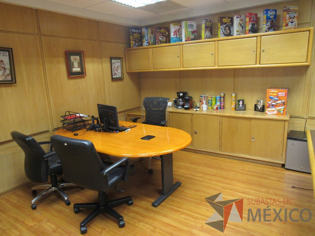 Lote 067 - Oficina Ejecutiva con Escritorio en escuadra, Gabinete y Credenza - Imagen 2