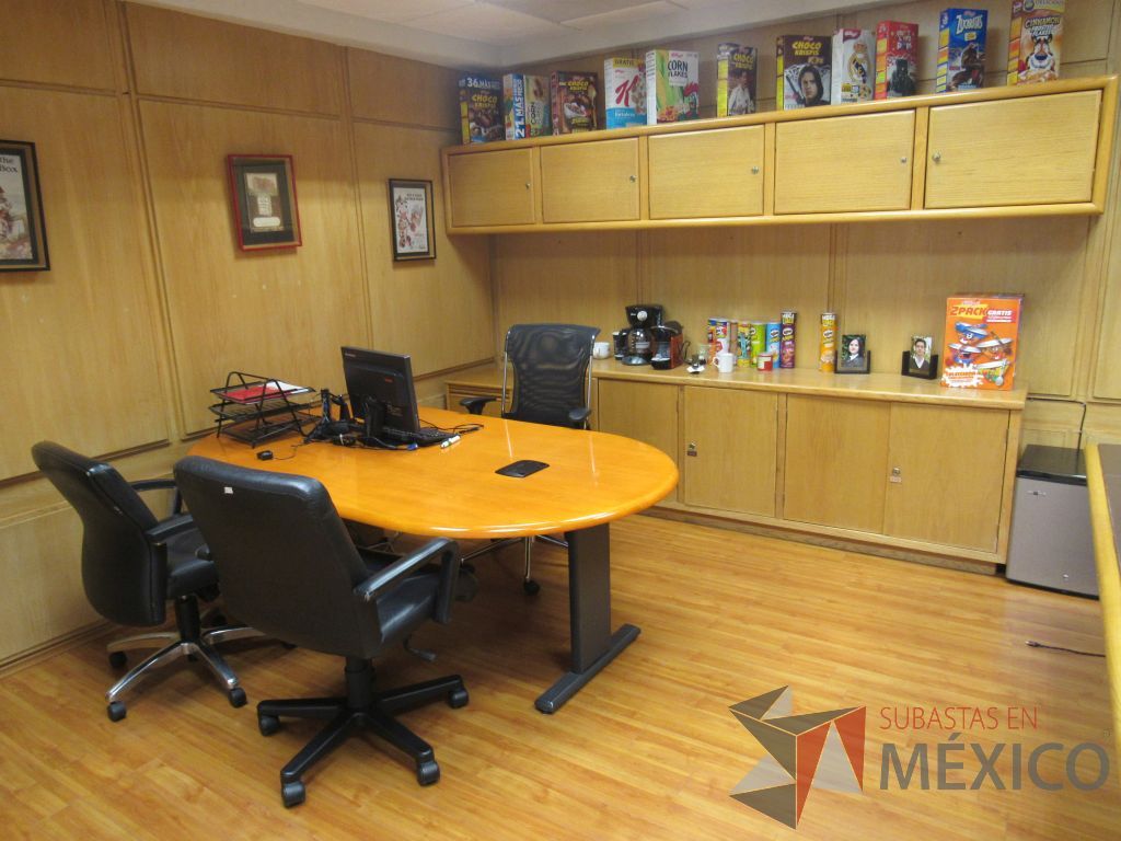 Lote 067 - Oficina Ejecutiva con Escritorio en escuadra, Gabinete y Credenza - Imagen 3