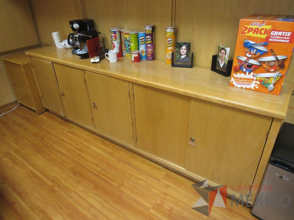 Lote 067 - Oficina Ejecutiva con Escritorio en escuadra, Gabinete y Credenza - Imagen 7