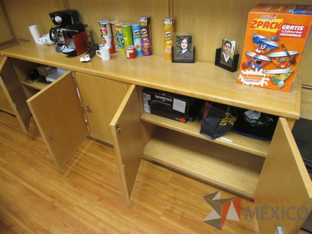 Lote 067 - Oficina Ejecutiva con Escritorio en escuadra, Gabinete y Credenza - Imagen 10