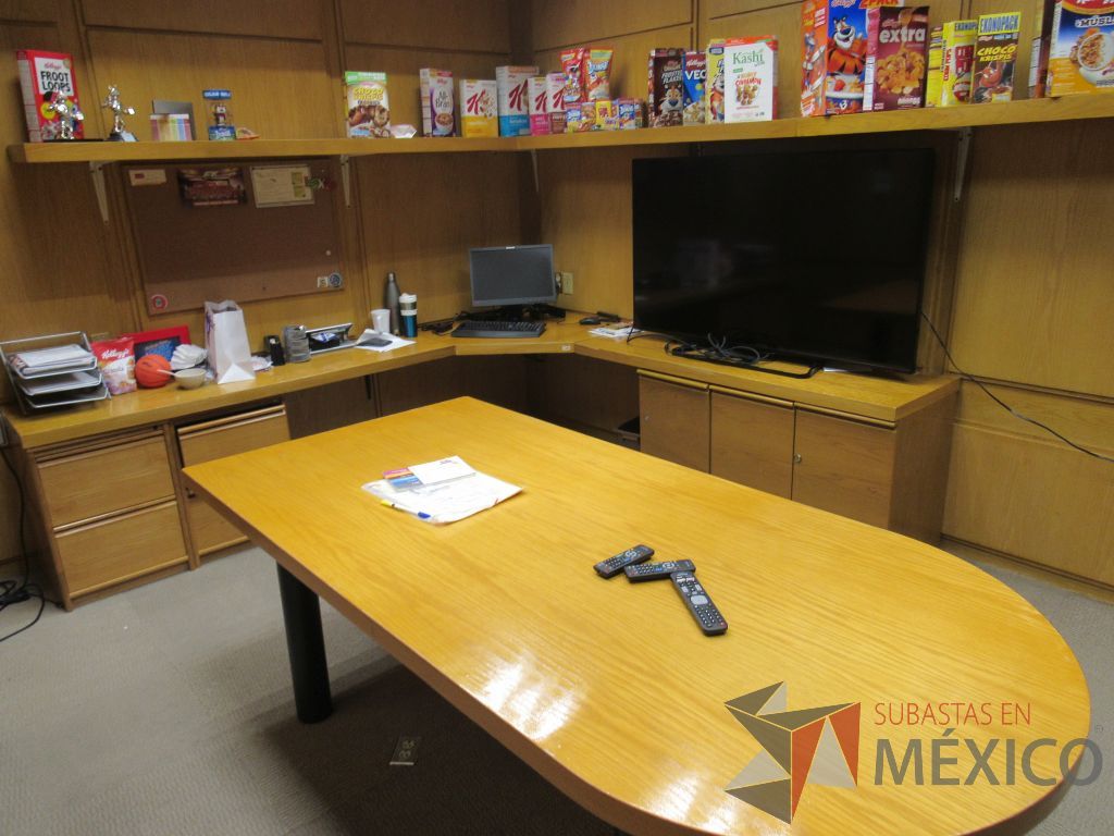 Lote 077 - Oficina Ejecutiva con Escritorio en escuadra, Mesa de trabajo, Repisa y Gabinete - Imagen 2
