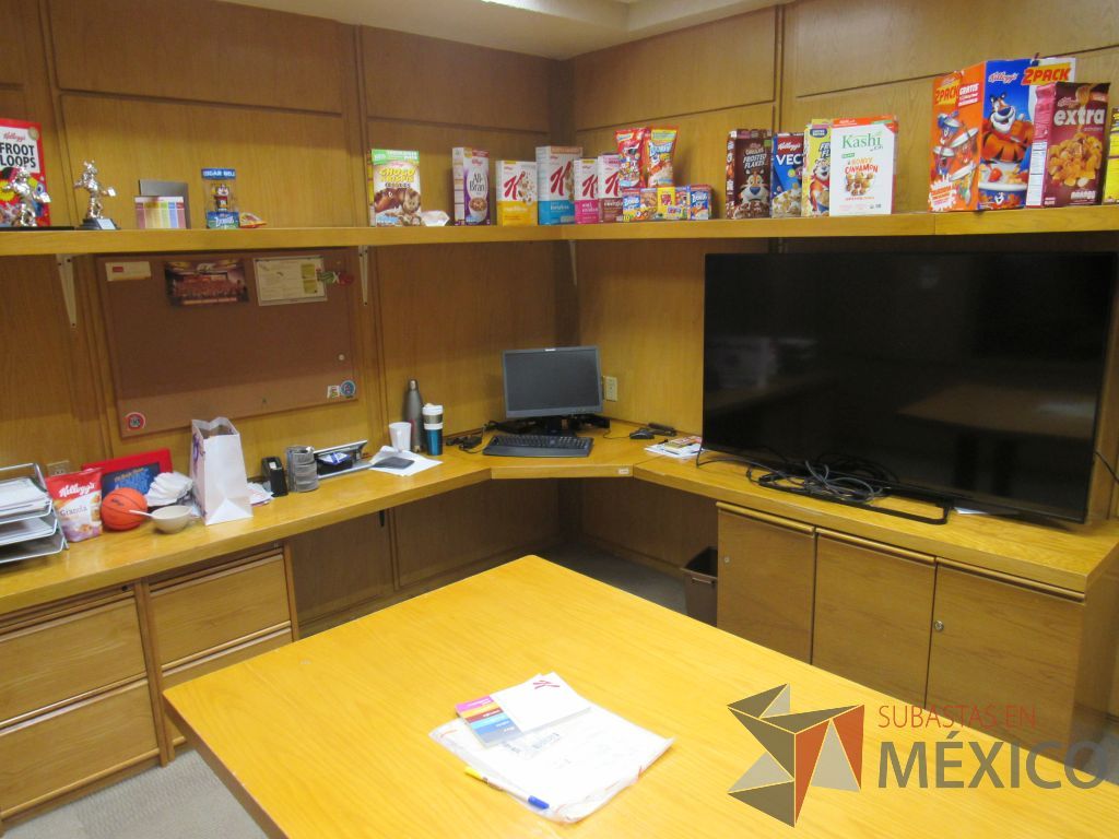 Lote 077 - Oficina Ejecutiva con Escritorio en escuadra, Mesa de trabajo, Repisa y Gabinete - Imagen 16