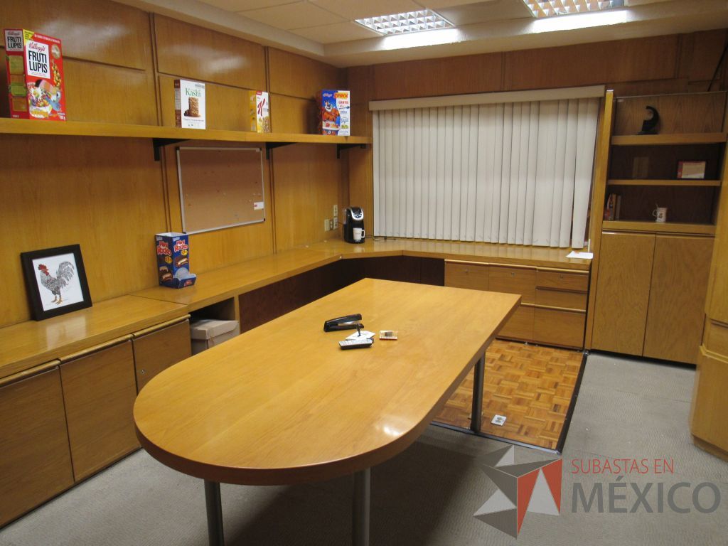 Lote 088 - Oficina Ejecutiva con escritorio en escuadra, mesa de trabajo, credenza... - Imagen 2