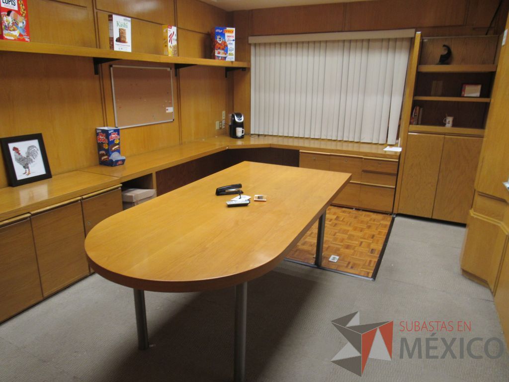 Lote 088 - Oficina Ejecutiva con escritorio en escuadra, mesa de trabajo, credenza... - Imagen 3