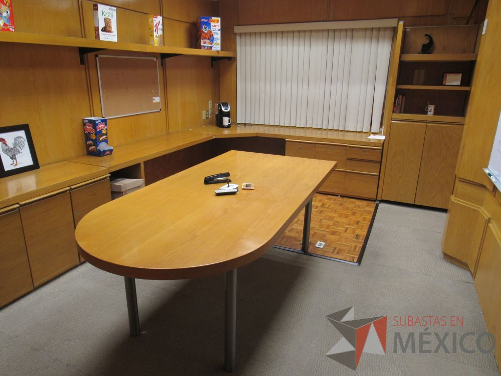 Lote 088 - Oficina Ejecutiva con escritorio en escuadra, mesa de trabajo, credenza... - Imagen 4